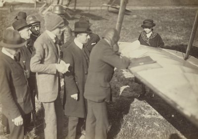 [Csoport egy Caproni Ca. 3 (repülőgép) szárnyának széle körül] alkotó: Fedele Azari