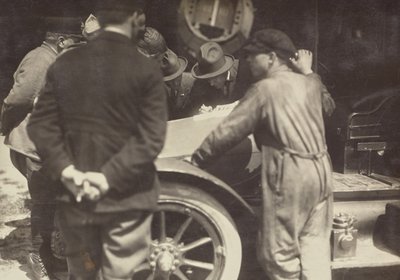 [Férfiak csoportosulnak egy autó motorházteteje körül] alkotó: Fedele Azari