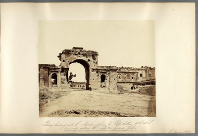 Kapu, amely a rezidenciába vezet, Lucknow alkotó: Felice Beato