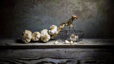 Rusztikus fokhagyma-csendélet alkotó: Felice Angelino