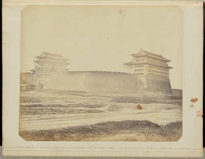 [Peking Anting kapuja a kapituláció után - 1860. október 21. - A brit és francia csapatok birtokában] alkotó: Felice Beato
