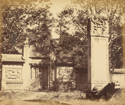 A Pekin melletti raktár faragott sírja, a hely, ahol a fegyvereket és a lőszert hagyták, amikor a hadsereg Pekinbe vonult, 1860. október alkotó: Felice Beato