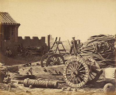 Pehtang belseje, ahol a folyóirat és a fából készült fegyver látható, 1860. augusztus 1 alkotó: Felice Beato