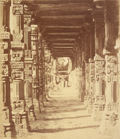 A hindu templom belseje Cootubban, Delhiben alkotó: Felice Beato