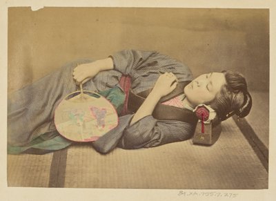 [Alvó japán nő, kezében egy legyezővel] alkotó: Felice Beato