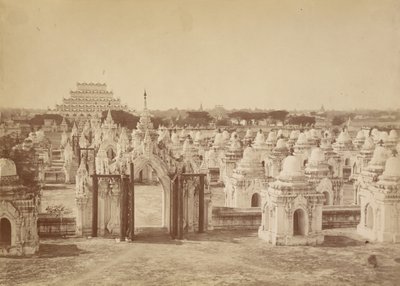 A 450 Pagoda a Központi Pagoda felől - Mandalay alkotó: Felice Beato