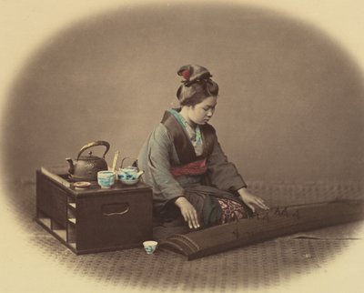 Nő teáskészlettel játszik a kotóban, kb. 1860. alkotó: Felice Beato