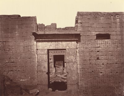 A medinet habui nagy templom második kapuja, Théba alkotó: Félix Bonfils