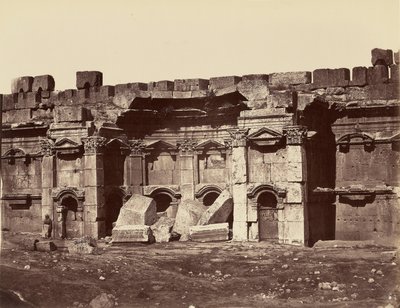 Négyzetes kamrák jobbra, a téglalap alakú udvarban - Baalbek alkotó: Félix Bonfils
