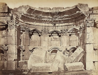Részlet az úgynevezett "szobákról" Heliopolis vagy Baalbek régészeti övezetében, az ősi szíriai városban, ma Libanonban. Egy férfi pózol a romokon ülve alkotó: Félix Bonfils