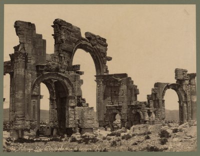 A nagy oszlopsor bejárata, Palmyra, 1875 körül (albumnyomat) alkotó: Félix Bonfils