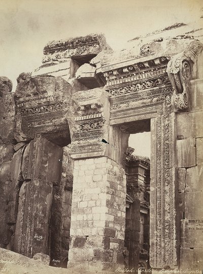 A Jupiter vagy a Nap templomának bejárata, Heliopolis vagy Baalbek régészeti övezetében, ősi szíriai város, ma Libanon alkotó: Félix Bonfils