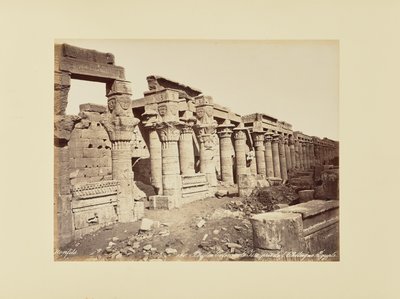 Philae. Ízisz oszlopcsarnoka, az obeliszk felől fényképezve (Egyiptom) alkotó: Félix Bonfils
