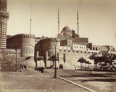 A Citadella Bab el-Azab kapuja, a háttérben Muhammad Ali mecsettel, Kairóban, Egyiptomban alkotó: Félix Bonfils