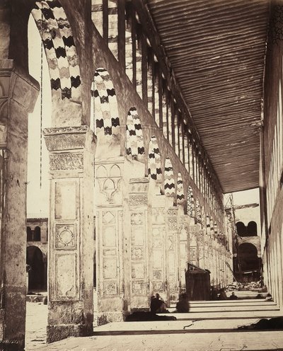 Kilátás az oszlopcsarnokra az Omayyade nagy mecsetben, Damaszkuszban, Szíriában. Eredetileg az arámok temploma, majd keresztény bazilika, végül mecsetté vált, amely lehetővé tette a keresztények számára, hogy továbbra is használhassák a templom szárnyát va alkotó: Félix Bonfils