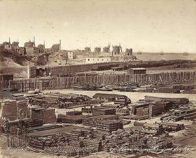 Építőanyagok udvara, szélmalmok állnak a háttérben, Alexandriában, Egyiptomban alkotó: Félix Bonfils