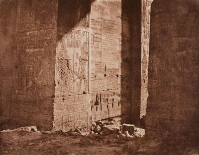 Első oszloposzlop – francia felirat faragott a keleti nyúlványra a H pontnál, Fila szigetén (Philae) alkotó: Félix Teynard