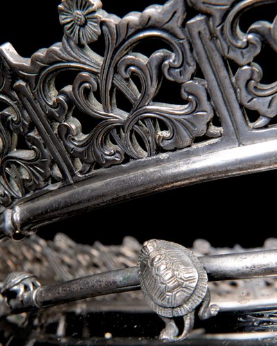 Egy francia „Japonisme” ezüstözött bronz akvárium és talapzat, Ferdinand Barbedienne, Édouard Lièvre terve, 1880 körül (ezüstös bronz) alkotó: Ferdinand Barbedienne