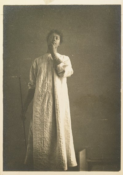 Nő ingben, kéz a száj előtt alkotó: Fernand Khnopff