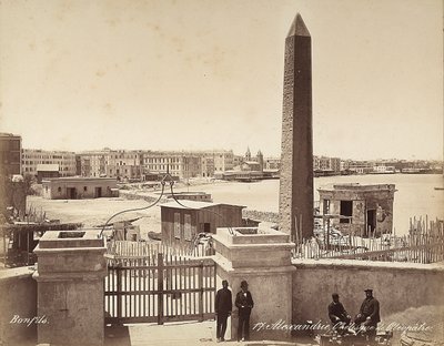 Alexandria, Egyiptom: Kleopátra obeliszkje, négy férfival pózol a fényképen alkotó: Félix Bonfils