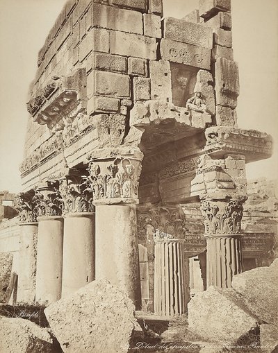 Részlet a Bacchus-templom pronaoszáról, Heliopolis vagy Baalbek régészeti övezetében, ősi szíriai város, ma Libanon alkotó: Félix Bonfils