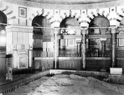 A jeruzsálemi Omar mecset belseje. Két sor oszlop és márványoszlop veszi körül a zsidók és a muszlimok szent sziklát alkotó: Félix Bonfils