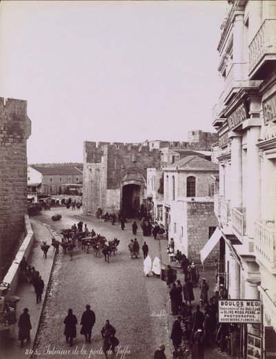 A Jaffa-kapu belseje, kb. 1870. alkotó: Félix Bonfils