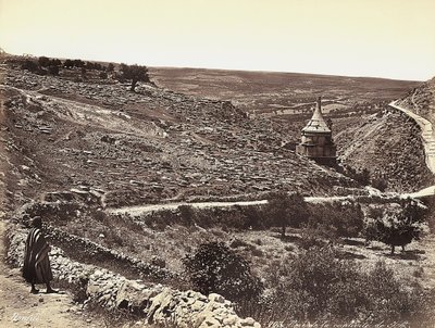 Panorámás kilátás a Cedron vagy Josafat völgyére, Absalom sírjával, Jeruzsálem külvárosában. Egy mas nézi a kilátást az utcáról alkotó: Félix Bonfils