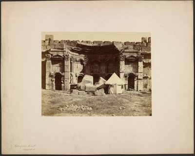 Téglalap alakú udvar, Baalbek alkotó: Félix Bonfils