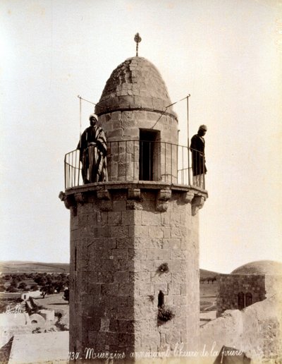 Két müezzin hívja imára a híveket egy minaret tetejéről alkotó: Félix Bonfils