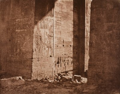 Első oszloposzlop – francia felirat faragott a keleti nyúlványra a H pontnál, Fila szigetén (Philae) alkotó: Félix Teynard
