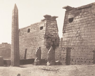 Louksor Théba, Elülső építkezés - Pilon, Kolosszusok és Obeliszk, 1851-52, nyomtatva 1853-54. alkotó: Félix Teynard