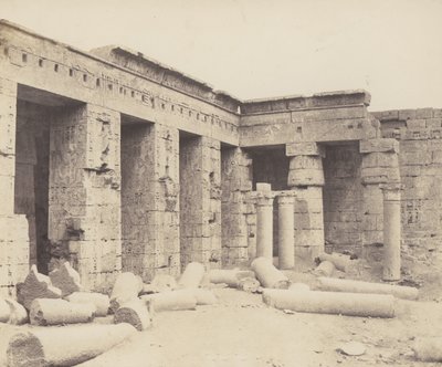 Medinet-Abu Théba. Későbbi építkezések – Második Bíróság, 1851-52, nyomtatva 1853-54. alkotó: Félix Teynard