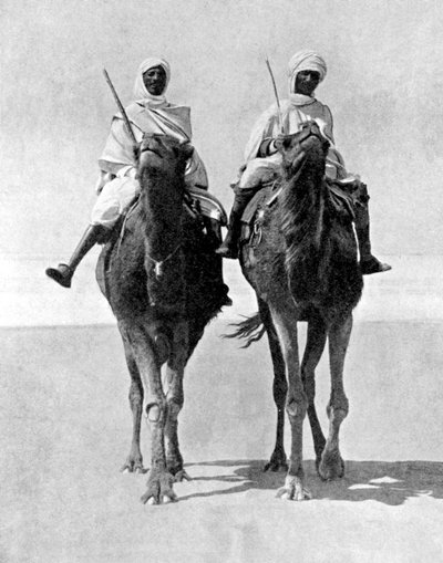 Két tevén lovagló arab a Szahara-sivatagban, Afrikában, 1936. alkotó: Fox Photos