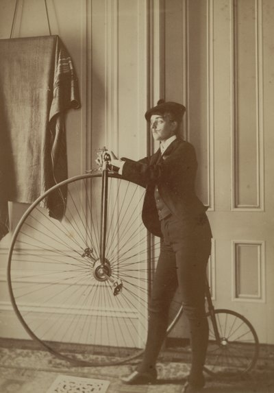 A ház belsejében egy Penny Farthing kerékpárral, 1890 körül (szépia fotó) alkotó: Frances Benjamin Johnston