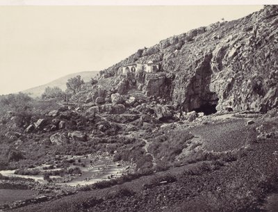 A Jordán fő forrása, egy barlangból folyik Banias közelében, közel a ... helyéhez, kb. 1857. alkotó: Francis Frith