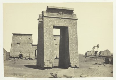 Sculptured Gateway, Karnac, 1857. alkotó: Francis Frith
