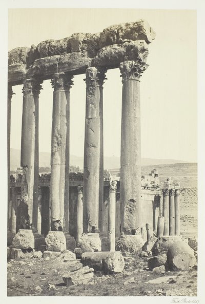 A nagy oszlopok és a kisebb templom, Baalbec, 1857. alkotó: Francis Frith