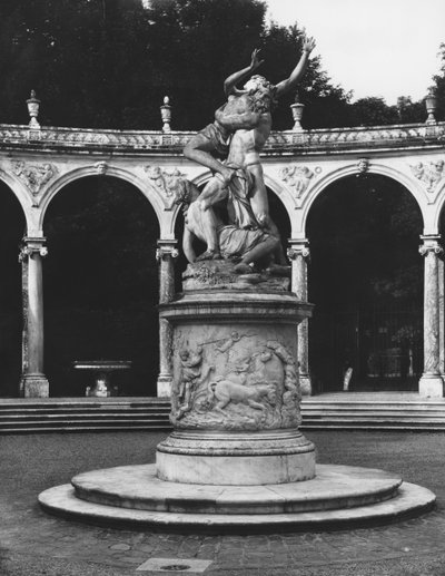 Plútó megerőszakolta Proserpinát, miközben az egyik társa visszatartja, az oszlopsor ligete alkotó: Francois Girardon