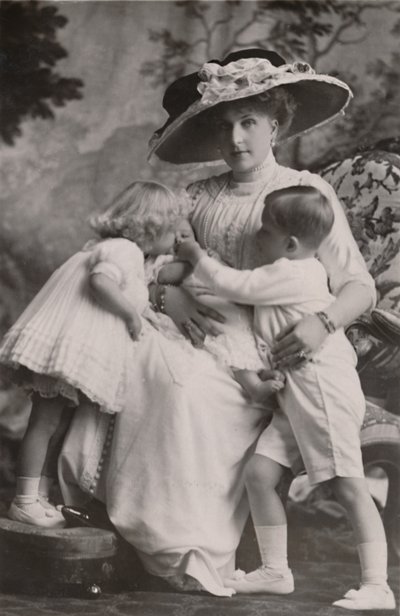 „Viktória spanyol királynő Alfonso herceggel, Maria Christina hercegnővel és Beatrice hercegnővel, 1911. alkotó: Frank Arthur Swaine