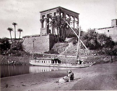 Traianus temploma délnyugatra nézve, Philae (fekete-fehér fotó) alkotó: Frank Mason Good