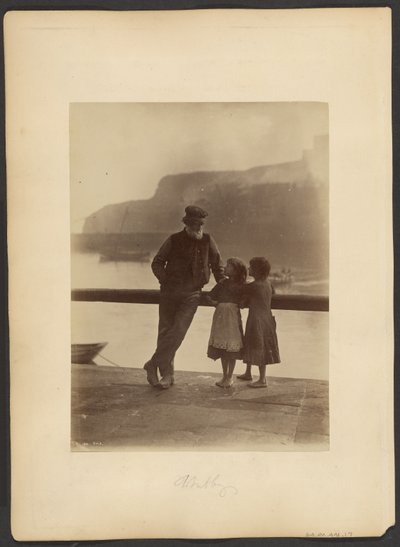 [Öregember és két lány] alkotó: Frank Meadow Sutcliffe