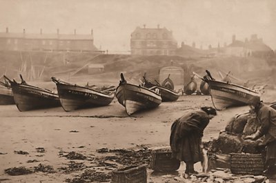 Nők halat raknak kosarakba a halászhajókról, Whitby kikötőből alkotó: Frank Meadow Sutcliffe