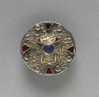 Filigrán lemezes bross központi főnökkel, 600-as évek vége alkotó: Frankish School