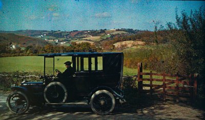 Korai színes autokróm 1916 körül. Férfi egy autóban, talán a fotós Angliában,... alkotó: Franklin Price Knott
