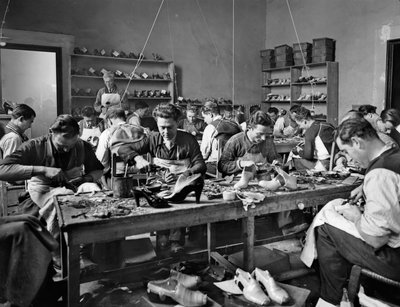 Kézművesek dolgoznak Ferragamo lábbelitervező és -gyártó műtermében a Palazzo Feroniban, Firenzében, 1937 (üvegtábla) alkotó: Fratelli Alinari Fratelli Alinari