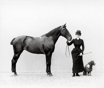 Miss Walsh portréja egy lóval és egy miniatűr uszkárral a Villa di Montefonte-ban, Firenze Poggio Imperiale területén, 1890 körül (üvegtábla) alkotó: Fratelli Alinari Fratelli Alinari