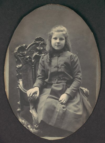 [Ringlets lány, ülő, háromnegyed hosszú], 1890-es évek. alkotó: Frederick Gutekunst