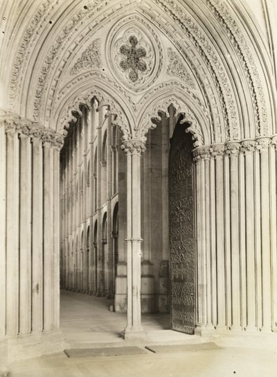 Ely székesegyház: Galileai tornác, ajtó a főhajóba alkotó: Frederick H. Evans