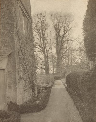 Kelmscott Manor: A kertben alkotó: Frederick H. Evans